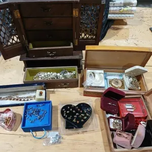 Jewellery bundle, Jewellery box & assorted Pearls,