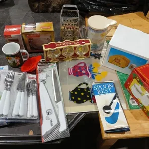 Bundle with measuring cup/cookie cutters, napkin