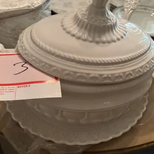 Soup tureen