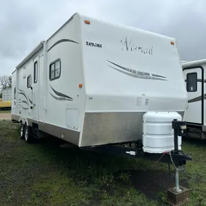2009 SKYLINE NOMAD MODEL 282 28FT TRAVEL TRAILER, BUNKS, FRONT QUEEN, AWNING, AC, SLIDE, HITCH W/SWAY BARS INCLUDED, TV/DVD PLAYER, INCLUDES CONTENTS 