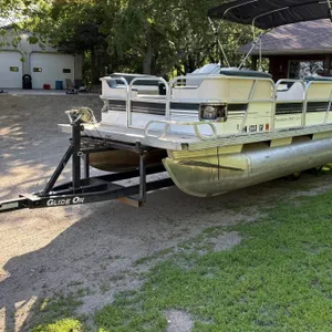 1995 Fisher 20’ Freedom 200 DLX Pontoon, with Honda 45 4 Stroke Motor, Depth Finder, Canopy, Bluetoo