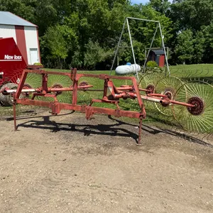 Gehl 8 Wheel Model 318L Hay Rake, 3pt Hookup, Adjustable Windrow Width
