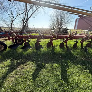 International 720 6 Bottom on Land Plow