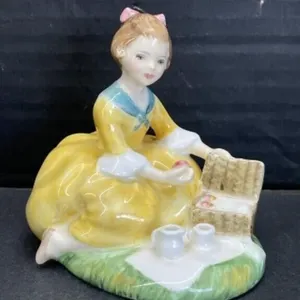 Royal Doulton - Picnic    Hn2308