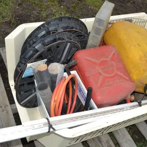 Assorted gas cans - Hoses & hub caps