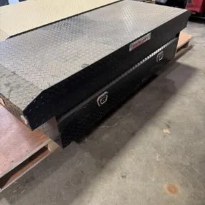 TRUCK TOOL BOX / BLACK WEATHER GUARD NA GOOD