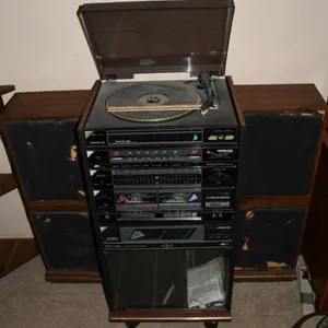 Soundesign Stereo System AM/FM Dual Cassette Turntable