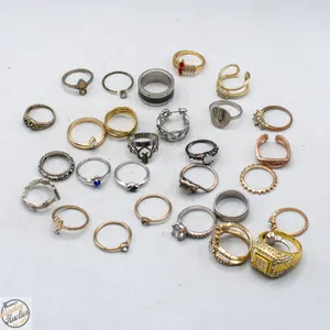 LOT OF ASSORTED RINGS VARIOUS