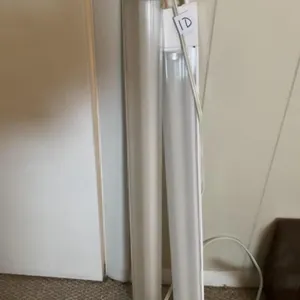 2 fluorescent light fixtures