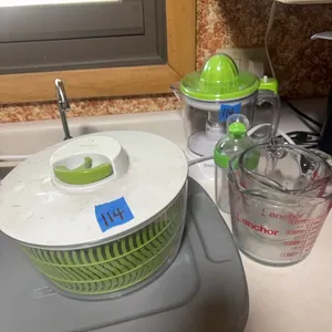 SALAD KEEPER—PROCTOR SILEX JUICER MIXER-GLASS MEASURE CUPS