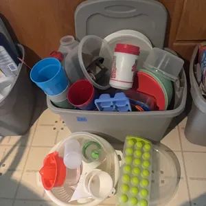 TOTE OF PLASTICWARE