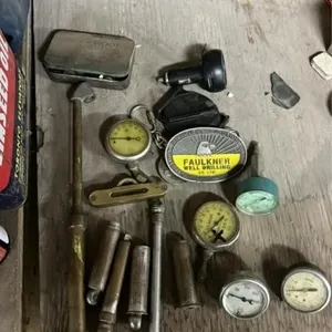 Pressure gauges and tire gauges