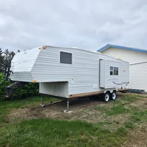 2002    25ft Qwest by Jayco Fifth Wheel Holiday Trailer, Offsite by Bruno, SK