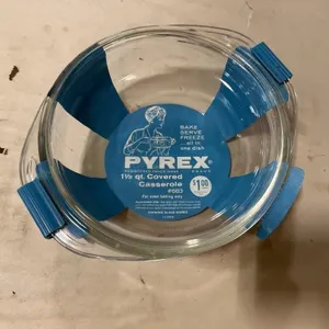 New Pyrex 1 1/2 Qt Covered Casserole Dish
