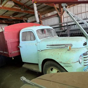 1950 Ford truck with box and hoist, 2 ton