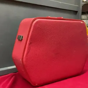 RED RETRO HEXAGO SUITCASE
