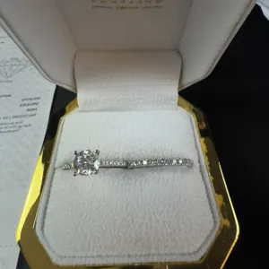 Round Brilliant 1.00ct D VS2 Diamond Ring