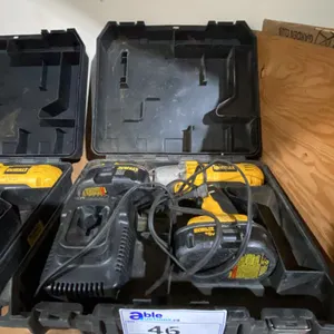 DEWALT DW059 CORDLESS DRILL IN HARD TRANSPORT CASE WITH 2 BATTERIES & CHARGER