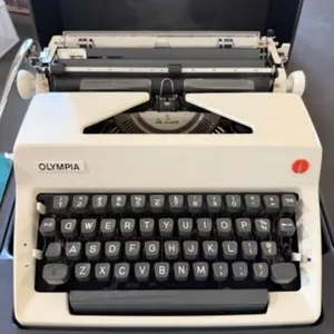 Olympia De Luxe Typewriter made in Western Germany
