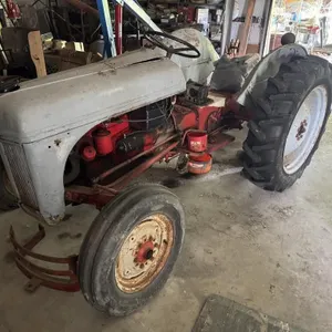 Looks to be a Ford series 600-800. Year