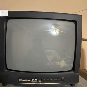 Sylvania  tv 13.3x12 in  works!