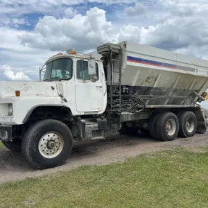 2001 MACK TANDEM AXLE REAR DISCHARGE PLACEMENT TRUCK VIN: 1M2B221C91M028473