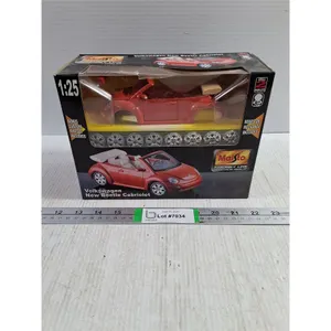 Maisto 1:25 Volkswagen New Beetle Cabriolet Die Cast Model Kit (NIB)