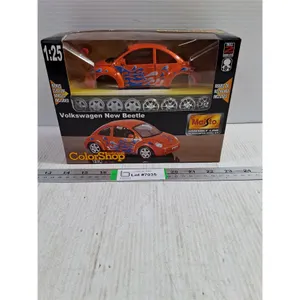 Maisto 1:25 Die Cast Volkswagen New Beetle Die Cast Metal Model Kit