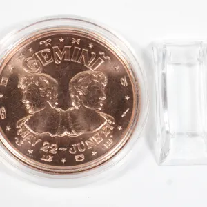 1 OZ GEMINI COPPER ROUND WITH STAND