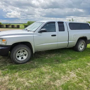 2008 DODGE DAKOTA SXT, 4x4, POWER SEATS, PW/PL, REMOTE START - NEWER WINDHSIELD, TIRES & BATTERY  S/N: 1D7HW32K785627009