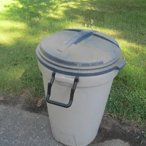 Rubbermaid Roughneck 32 Gallon Garbage Bin w/Lid