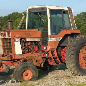 International F-986 tractor