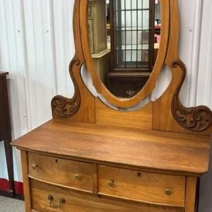 Antique T.EATON Co. Dresser w/Mirror. 40”W x 20”D