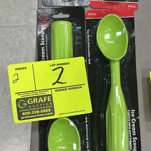 Chef Craft 21312 green poly ice cream scoop. Features polypropylene construction and molded handle. Top rack dishwasher safe.