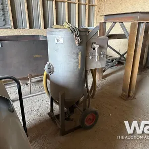 2014 MODUBLAST SAND BLASTING POT & HOSE