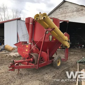 NEW HOLLAND 352 GRAIN MIXER