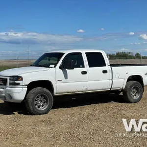 2005 GMC SIERRA CREW CAB PICKUP