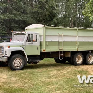 1981 IHC 1924 T/A GRAIN TRUCK