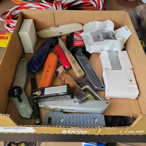 ASSORTMENT OF KNIVES AND BOX CUTTERS WITH BLADES