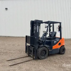 2014 Doosan D30S-5 5050 lb Pneumatic Tire Forklift