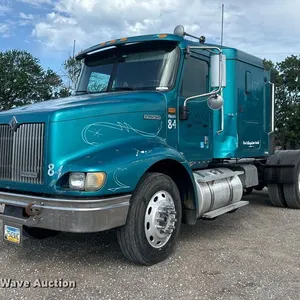 2000 International 9200i semi truck