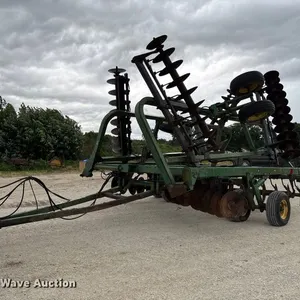John Deere 335 tandem disk