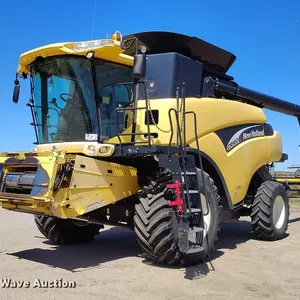 2005 New Holland CR960 combine