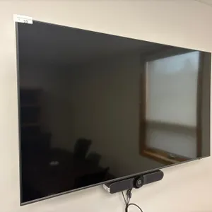 Flat Screen TV w/ Camera Bar