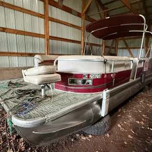 Slyvan 25ft Pontoon (Red)