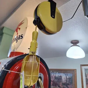 Ceiling-Mount Retractable Worklight
