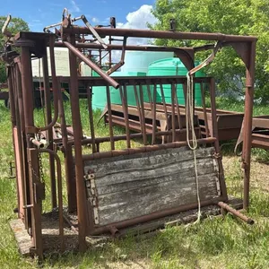 Cattle Squeeze Chute w/ Auto catch head gate