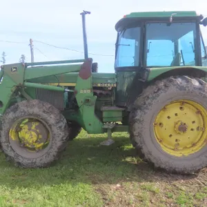 John Deere 2950 w/ 260 Self-Leveling Loader, 540 PTO, Quad Shift, Bale Forks and Bucket