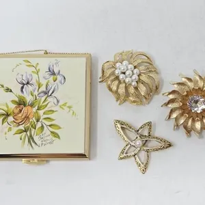 Stratton Gold Tone Powder Compact
