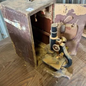 VINTAGE MICROSCOPE IN WOODEN BOX